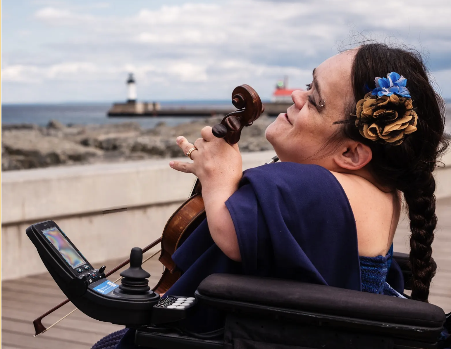 Gaelynn Lea with violin at beach