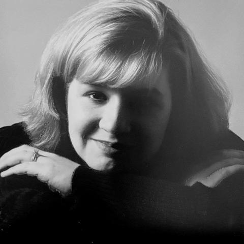 Dana McComb- Headshot